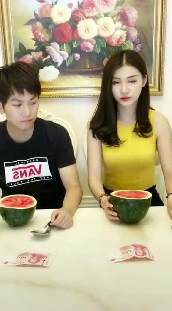 网红跟她老公吃瓜,甜蜜瞬间引网友热议